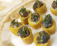 Coquetiers de pommes de terre aux escargots et aux deux herbes