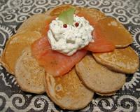 Blinis à la châtaigne au saumon fumé et sa mousse aux pommes et baies roses