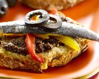 Tartines de tapenade, poivrons et sardines marinées