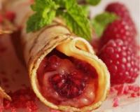 Crêpes à la rose, à la framboise et aux macarons