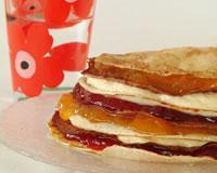 Gâteau de crêpes à la confiture et à la mousse vanille légère