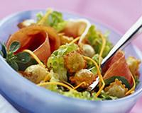 Salade de ravioles croquantes et jambon cru