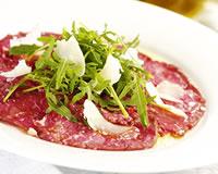 Carpaccio de boeuf aux copeaux de parmesan et à la roquette