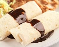 Wraps aux pommes, coulis de chocolat et chantilly