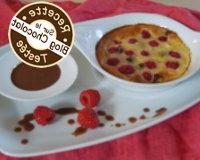 Clafoutis aux framboises et son coulis de chocolat gourmand