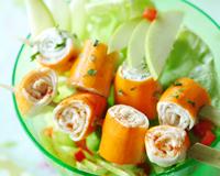 Salade fantaisie de surimi et ses brochettes fondantes