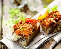 Tartines de thon, tomates cerise et basilic