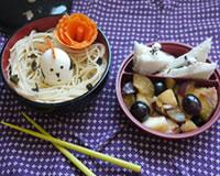 Bento de Spaghetti au basilic, sandwichs au fromage et salade de fruits