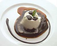 Mousse de chocolat blanc et sa sauce chocolat