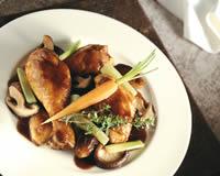 Poulet au vin rouge, aux légumes et champignons