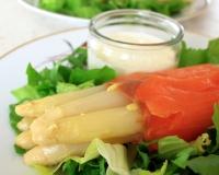 Coeurs de laitue et pointes d'asperges au saumon mariné.