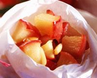 Papillotes de pommes caramélisées aux pignons