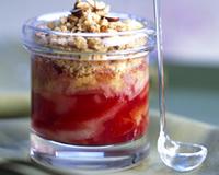 Crumble aux poires, prunes et noisettes