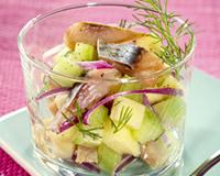 Salade de harengs pommes et concombre en verrine