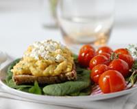 Tartine aux œufs brouillés, ciboulette, tomates cerises confites