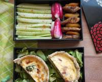 Bento de crudités, tartelette brocolis lardons et fruits secs